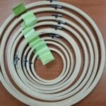 Ξύλινα bamboo τελάρα κεντήματος με βίδα. Σε διάφορα μεγέθη: Από 7,6 cm μέχρι 35,6 cm Μεγέθη και τιμές στα ξύλινα τελάρα μπορείτε να δείτε από κάτω στην καρτέλα Επιπρόσθετες πληροφορίες Για πολλά τεμάχια (Χονδρική τιμή) επικοινωνήστε μαζί μας. Πώληση ανά τεμάχιο. Οι τιμές είναι με φπα.